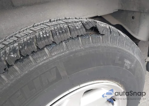 2010 Ford E-350 Super Duty Xl/Xlt z USA, uszkodzony, nr VIN 1FBNE3BL5ADA88624